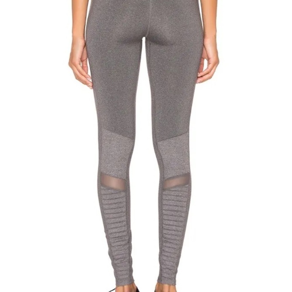 ALO YOGA MOTO LEGGING - Picture 2 of 11